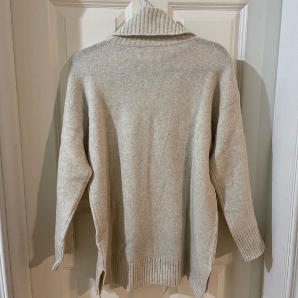Uniqlo sweater turtle neck ; size S - Picture 2 of 2